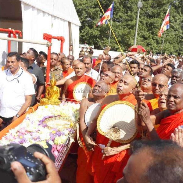 vishvaparami_ruwanweliseya_goldpuja(121)