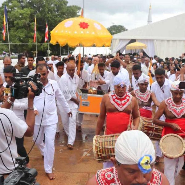 vishvaparami_ruwanweliseya_goldpuja(130)