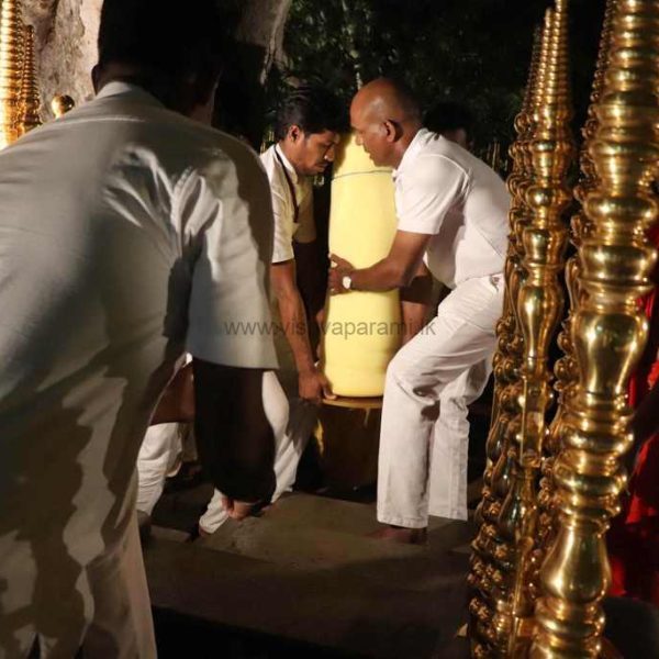 vishvaparami_ruwanweliseya_goldpuja(160)